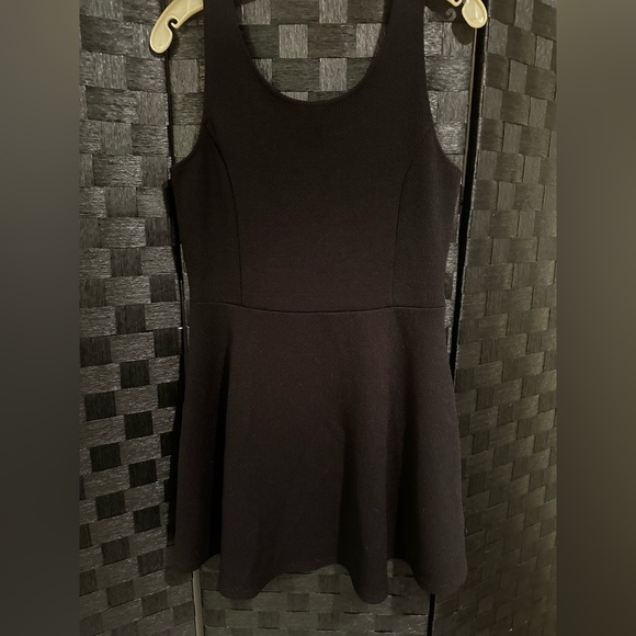 Elegant Black Sleeveless Dress - Picture 1 of 3